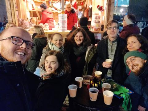 Freischreiber:innen-Jahresausklang 2025 bei der Punschhütte in Kaisermühlen